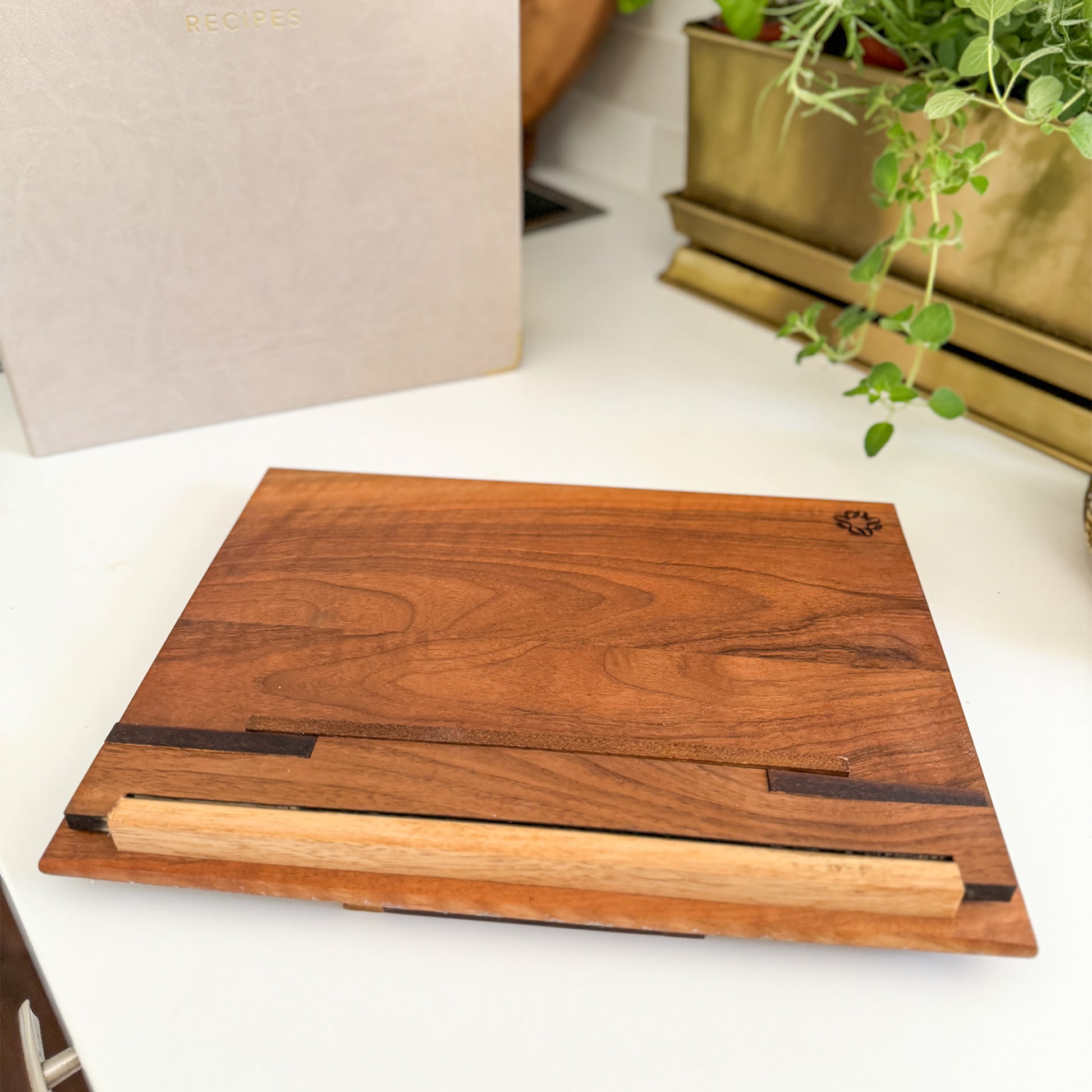 Lay flat Recipe Binder stand